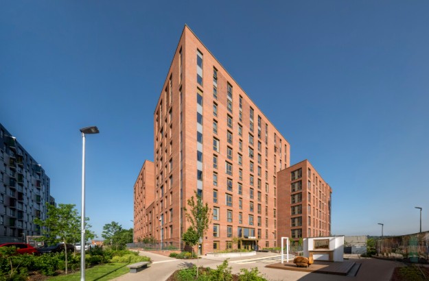 READING – PROMINENT COMMERCIAL UNIT TO LET